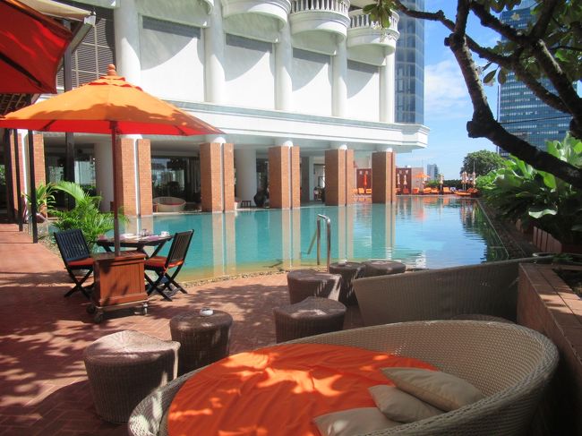 せっかくなので朝食後にちょっとプールサイドをお散歩。