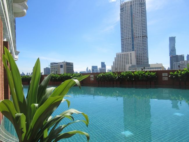 今日も快晴！雨季なので来るまではお天気が心配でした。予定通り行動できるのかな？<br />傘は兼用傘より、雨用のにした方が良いかな、着替えも多めに持った方が良いよね、濡れた時用に替えの靴もあった方が良いよね、、と４人で出発直前までやんややんやと。<br />誰かがTシャツ余分に持った、といえば私も持とうかな、下の替えも、となればなら私も、、こうやってお互いに不安解消ではなく増長して、やたらと荷物が増えてくおばちゃん達（笑）<br />結局替えのシャツも靴も、、なくても大丈夫でした。