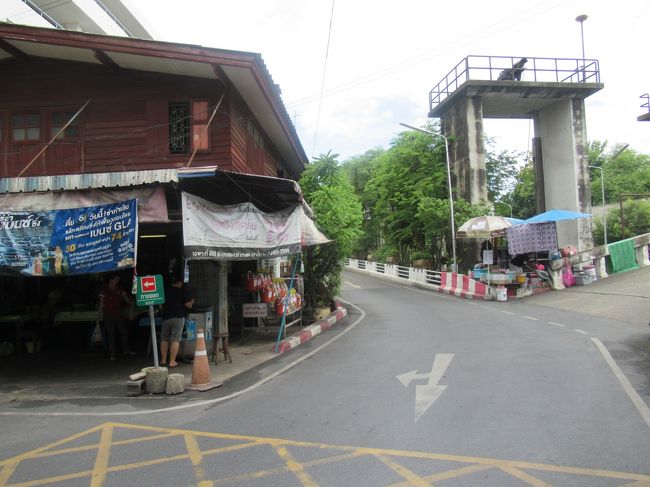 計画ではBTSとタクシーor徒歩で向かう予定にしていたところ、２日間でタクシーの楽チンさを身にしみて感じてしまった私たちはやっぱりホテルから目的地までタクシーでgo<br />色々な方の旅行記見て行きたかった場所、２度目のバンコクでもやってて、絶対に行こうね、と話してた場所、ワットパクナムです。<br />ここはワットパクナムの入口、ここでタクシー降りました。<br />タクシー１００B