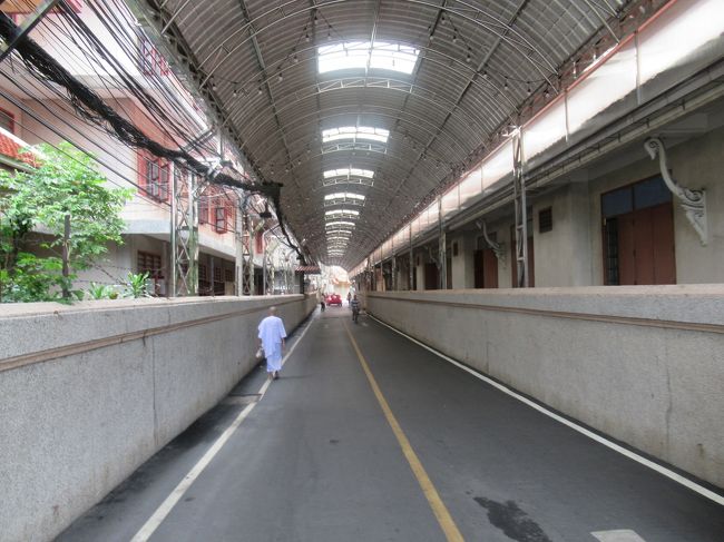 おじさんにここを真っ直ぐに行ってね～と教わりました。歩き始めると日本の方ですか？と声をかけてきたおばさんが。<br />お参りする時の作法と唱える言葉を（もちろんタイ語）教えてくれました。有名な仏塔に行く前にぜひ本堂でお参りもしていってね、と勧められました。