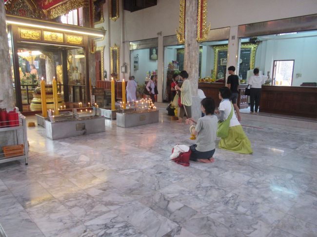 燭台のまえにある大きなろうそくを使って自分のろうそくに火をつけて燭台にたてます。それから自分のろうそくでお線香に火をつけてお参りします。<br />そのときに先ほど教わったお祈りの言葉を口にします。<br />発音が正しいかちょっと不安ですが、、、サンマーアラハン<br />お参りが済んだら、お線香を立ててお花をお供えします。