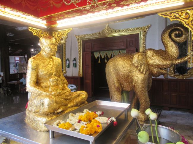 そして最後にご本尊に金箔を貼付けます。<br />たしか２枚入っていました。ちょっと触っただけで破けちゃうし飛んでいってしまうのでご注意を。包まれてた紙を使ってぺたっと貼付けました。