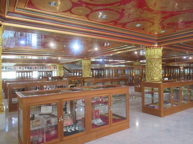 途中の階は資料館のようになっていました。<br />階段で上まで上っていきます。