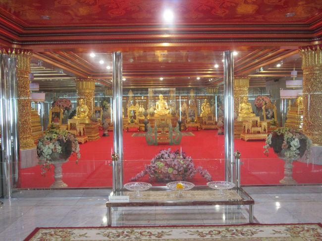 ここは中には入れないようになっていました。<br />この仏塔の中、ほとんど人がいません