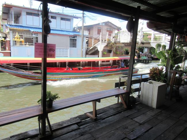 たまに観光客を乗せたボートが通ります。<br />