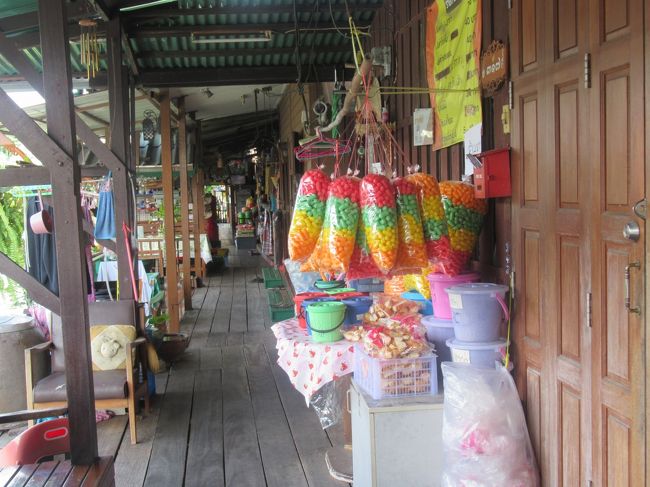 このカラフルな物、なまずのえさです。