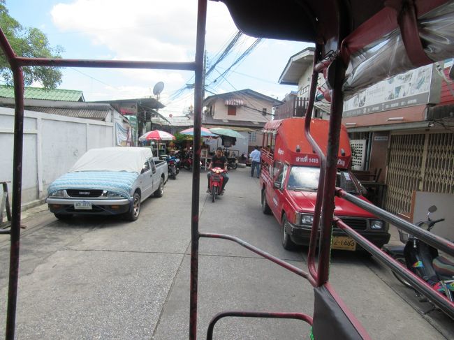橋を渡って少し行くと車も行き交う道に到着。そこで赤いシーローに乗りなさい、と。おじさん、運転手のおばさんに何やら伝えてくれました。<br />これに乗ったら、駅とかまで行けるのかな。言われるがまま乗り込んだ私たち４人を乗せて出発。
