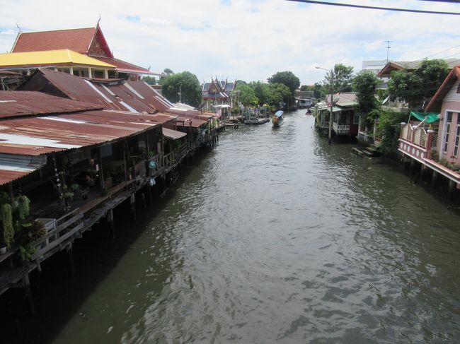 今なまずに餌やりをしていた場所をどんどん進み、途中で小さな橋を渡ります。