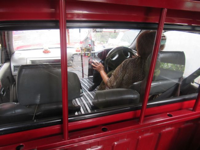 結局タクシーが拾える大通りまで乗せてくれました。<br />５B×４＝２０B<br /><br />タイの人、みんな本当に親切。絶対にみたかったワットパクナム、時間があったからやってみようと思ったナマズの餌やり、楽しい思い出できたけど、親切なおじさんたちとの出会いが何よりの思い出になりました。