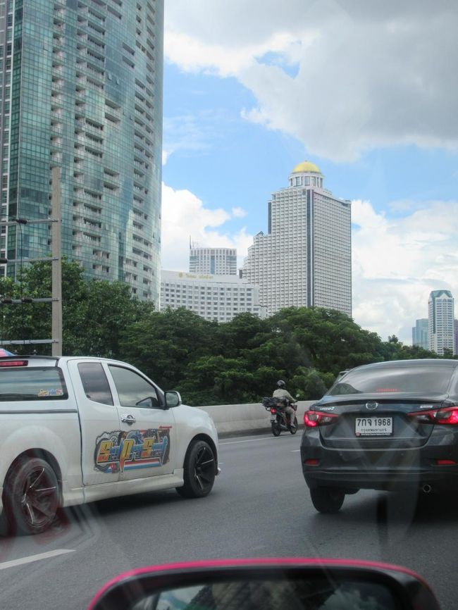 大通りでタクシー拾ってホテルに向かいます。<br />タクシー８０B