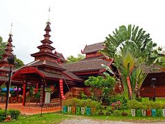 101Rdから続くプレー市街の入口に、シャン族のビルマ風寺院：Wat Chom Sawanが建つ。