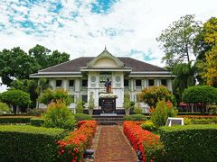続いて車でKhum Chao Luangへ。
広大に敷地にきちんと手入れがされたアプローチ、その奥に建つのはヨーロッパとタイ両方の様式を取り入れ1892年に建築された、プレーの最後の王様：ジャオ・ルアンの邸。