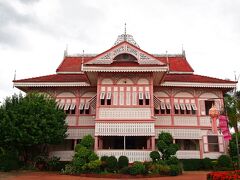 車で移動してBan Vongburi Museumへ。
Wongburi Houseとも呼ばれていて、ピンクと白の乙女チックな外観が目を引く。
ちなみにこの外壁は建設当初のままで塗り直しを行っていない。