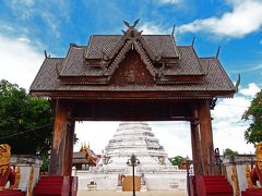 昼になったけどランチ前にもう1か所見ておきたくて、プレー最古の寺院といわれるWat Luangへ。
