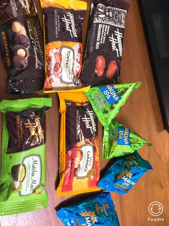 ロングスでばらまき用のお土産を購入。<br />ハワイアンホーストのチョコが５個で３ドルでした。安い～♪と思い大量購入。<br />よりどり５個なのか、同じ種類５個のしばりがあるのかわかりませんでしたが、とりあえず旦那も私も各味が５の倍数になるように購入してみました。<br /><br />ロングスのあとはフードランドでアヒポキやチーズを買って・・・と予定していましたがここで旦那が時差ボケでダウン。<br />今日はお部屋に帰ることにしました。<br />ちょうどアラモアナのフードコートにいたので、この中からテイクアウトすることにしました。