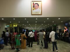 12月28日 朝4時半
シンガポール→ムンバイを経て、スリランカはコロンボ・バンダラナイケ国際空港へ到着。いきなり肖像画とライブ演奏のお出迎えが…朝からファンキーな空港だ。