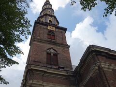 そして、頑張り過ぎですが時間的に間に合いそうだったので、ルイジアナ美術館に続いて救世主教会へ行くことに。
ルイジアナ美術館から徒歩15分のHumlebæk駅から今度こそ電車で救世主教会のあるクリスチャンハウン駅へ。駅からすぐのところに救世主教会があります。ちょっとだけ治安が良くない感じ。
救世主教会、外観がとっても素敵です。