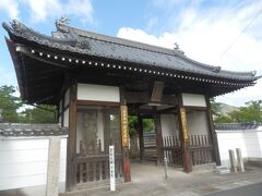 弥谷寺から東へ約5㎞移動，四国88箇所霊場72番札所曼荼羅寺．
596年の創建と伝わる．山号は我拝師山．
本尊大日如来の真言宗寺院．
所在地善通寺市吉原町．境内拝観自由，駐車場あり(\200)．
写真は山門．三間一戸八脚門，入母屋造，本瓦葺．仁王像を安置する．