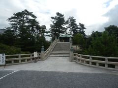 甲山寺から南へ約1.5㎞，四国88箇所霊場75番札所善通寺に到着．
807年空海の父である佐伯善通による創建．山号は五岳山．
本尊薬師如来の真言宗寺院．
所在地善通寺市善通寺町3丁目．境内拝観自由，駐車場あり(￥200)．