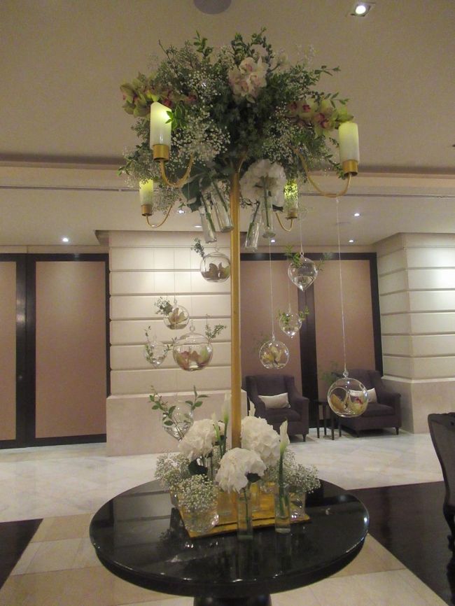 ロビーのお花が白いあじさいに変わってました。