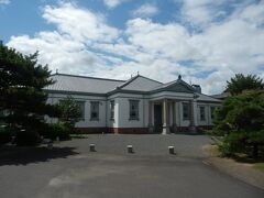 乃木神社から東へ1㎞弱，旧善通寺偕行社に到着．
戦前陸軍将校の親睦及び学術研究を目的として設立された偕行社の社交場のひとつ．
戦後進駐軍に接収後は善通寺市の市役所や郷土資料館として使われた．
現在は貸しホール等市民に利用されている．
内部見学10時～16時，無料，年末年始休館．
駐車場あり(市役所駐車場利用)．所在地善通寺市文京町2丁目．