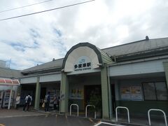 金倉寺から北西へ約4㎞，JR多度津駅に．
高松から松山方面の予讃線と高知方面の土讃線が分かれる駅．
所在地多度津町栄町3丁目．