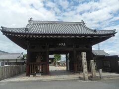 多度津駅から北東へ約1㎞，四国88箇所霊場77番札所道隆寺に．
774年の創建と伝わる．山号は桑多山．
本尊は薬師如来の真言宗寺院．
所在地多度津町北鴨1丁目．
境内拝観自由，駐車場あり．
写真は山門，三間一戸八脚門，入母屋造，本瓦葺．