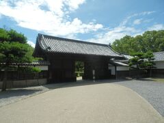 道隆寺から東へ4㎞ほど走り丸亀城へ．
市立資料館付近の無料駐車場へ入り登城する．
写真は駐車場付近の玄関先御門．
木造薬医門，切妻造，本瓦葺，接続する番屋・長屋ともども香川県指定文化財．