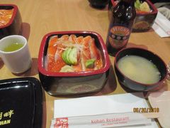 　夕食は、テカポ名物のサーモン丼です
　「テカポの住民の10％は日本人」だそうですが、ここの和食レストランや近くのホテルなどにも日本人が多く勤めていました。味噌汁と漬物付きの丼や天ぷら料理は、日本人以外にも人気のようで、ほぼ満席でした。腹ごしらえが済んだら、今回の旅の目的の一つ、マウントジョン天文台での星空観測です。