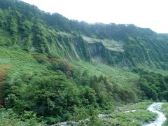 途中、悪城の壁という一枚岩の大断崖を通過
日本一とも言われる切り立った崖