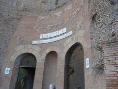 サンタ・マリア・デッリ・アンジェリ教会の入口。ローマ時代のオリジナルを重視したミケランジェロが再構築した教会で、廃墟のような外観になっている。浴場遺跡の半円形に彫り込まれたエクセドラを生かした入口。