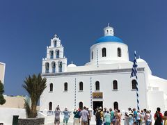 「サントリーニ島と言えば」な、青いドームの教会。