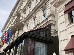 再びホテル　ザッハー
近くに
カフェモーツァルトが
「カフェ・モーツァルトで会えないの?」この質問で、シャニガルテンでの控えめな会話は、映画の古典「第三の男」にアレンジされています。今日でも、1794年以来存在してきた街の中心部にある伝統的なウィーンのコーヒーハウスは、朝食や昼食など、邪魔されずにビジネスについて話し合うのに理想的な出会いの場です。私たちのカフェのゲストは、世界中のビジネスマン、ウィーンのファン、文化愛好家です。あなたの好みは私たちにとって重要です。オペラに行くのが好きですか?24時まで営業しておりますので、その後はカフェで美味しいワインをお楽しみいただけます。有名なアルベルティーナやホテルズブリストル&ザッハーも徒歩圏内です。ウィーンのカフェモーツァルトでは、芸術や文化の有名な人物とよく会うことがよくあります。私たちのカフィーハウソーバーはいくつかの言語を話し、あなたの願いを完全に満たします。明確な良心で上司のアドバイスを信頼し、国際的なウィーンのコーヒーハウス文化を体験してください。コーヒー料理、ケーキ、ペストリー、クラシックなウィーン料理をお楽しみください。国際的な新聞を読むことができます。監督のキャロル・リード、脚本家のグラハム・グリーン、オーソン・ウェルズは『第三の男』の撮影の常連だった。いつ私たちはあなたを歓迎することができますか?カフェ モーツァルトへようこそ!

ランチメニュー(スープとメインコース):いかが
?15月曜日から金曜日の午前11時30分から



８：００開店か

近くにカフェ　モーツアルトも有名