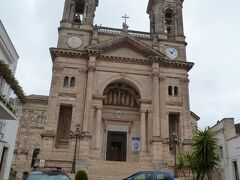 アルベロベッロの二つの鐘が正面にあるサンティ・メディチ・コズマ・エ・ダミアーノの聖所記念堂
