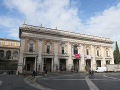先ほど通り過ぎた長い階段を上り、カンピドリオ広場に着いた。

広場に面する建物は、カピトリーニ美術館。

「アマルフィ 女神の報酬」(2009年)では、誘拐の犯行現場となった。