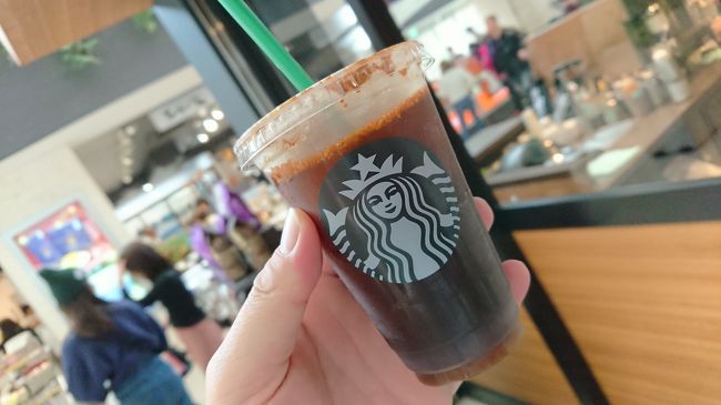 スタバのお姉さんと少々お話を。<br />お姉さん「パイロットさんですよね~」<br />こぶぞう「いいえ違います。修行僧です」<br />お姉さん「ああっ！自衛隊のパイロットさん？」<br />こぶぞう「いいえ。修行僧です(笑)」<br />みたいな会話です。<br />しかし、お姉さん、なぜにパイロットにしたかったんだろうか？<br />