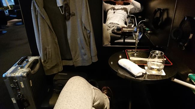 初めてSuiteLoungeの個室に入りましたが、かなり快適ですね！<br />壁にかけてあるパーカーが今年から導入のトラベラーズパーカーです（JALの機内販売で購入）。。。<br />これもかなり使えます！