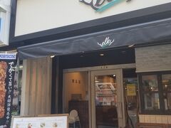 朝食はホテル近くのパンケーキ屋さん。elkへ。