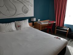 宿は駅前のIbisホテルです。
Ibisはフランスのビジネスホテルの大手チェーンです.
1泊90ユーロ程で清潔なホテルに泊まることができます.
宿選びが面倒な方にはオススメできます.