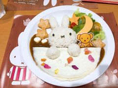 「ミッフィーがお花のゆめ見るカレー」を注文。　朝カレーです。

キャラカフェのメニューにはカレーやシチューが必ずあるのはやっぱり作りやすいからなんだろうな…。　