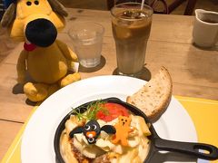 「ティミーのミルクグラタン」を注文。　

可愛さ重視のキャラカフェに来る時は、料理の味はそこまで期待していない私。　そっちのほうが予想以上に美味しいとラッキー★ってなるじゃん?　

このお店はまさにそうでした!　私がグラタン好きだからっていうのもあるかもしれないけど、美味しかった!　キャラカフェじゃなくてもまた来たい!