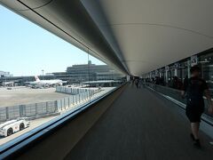 成田空港第２ターミナル。
飛行機を降りて、入国手続きへ向かいます。