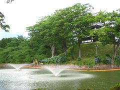 青田川を渡って「高田公園」に来ました。

高田城跡一体を整備した総合公園に成ってます。

濠と土塁からなる石垣が無い珍しい城ですが、その雰囲気良いですね！。