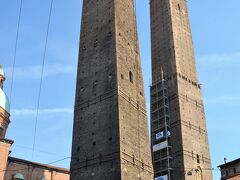 ポルタ ラヴェニャーナ広場からは二つの塔が見えます。
手前が約48メートルで傾きが大きいガリゼンダの塔、約97メートルのアジネッリの塔です。
アジネッリの塔は登ることが出来るそうです。

