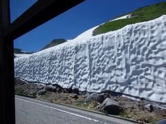 雪の大谷を通過。

さすがにこの時期では雪の絶壁ってほどの高さはありませんが、それでもこれほどの雪が残っているものなんですね。