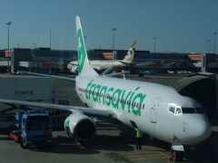 １８：４０発ＨＶ５９５１　ウンベルト・デルガード空港行。
出発ゲートのＤ７３へはラウンジ２からは１９分かかる
との表示がされているのでギリギリまで遊べます。

買い物と食事に夢中になっていると
気が付けば出発が１８：５５に変更になっていました。

飛行機はトランサビア。Ｂ７３７－７００。
１９：０５出発、１９：２０離陸、１９：０５シートベルトサイン消えた。
機内販売が始まりましたがＬＣＣなので飲み物は水すら有料。

現地時間２１：００ウンベルト・デルガード空港に無事到着。
沖止めなので、バスでターミナルへ向かい荷物を待つも３０分ほど待つ。

送迎のお迎えのお姉さんと合流し、車を呼んでもらい
お姉さんとはそこでバイバイ。
ドライバーはお兄さんで軽く観光案内をしてもらいホテルへ向かいました。
ロシオ駅そばのホテルまで２０分ほどで到着でした。

明日の準備を終えて２２：００過ぎに夕食へ出るのを躊躇し、
旅の間に何をするかおしゃべりして夜が更けていきました。

この日はロシオ駅隣のホテルで就寝です。
