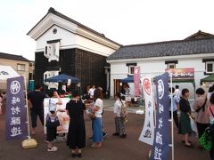 通りのエアーポケットは「峰村醸造」と言って老舗の味噌と漬物屋。

店頭で糀を使った甘さ酒でしょうか？販売されてましたね。

祭りの活気は凄いことに成ってますね？…。