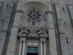 翌日は昼過ぎの電車でリスボンへ向かいます。せっかくなのでカテドラルへ行ってみます。９：００ちょっと前に写真を撮っていると町中のあちこちで鐘が鳴り始めました。ちょっと感動。早起きしてよかった。