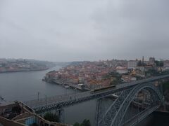 翌日はポルトを観光。まずはドン・ルイス一世橋を歩いて渡ってみます。こ、怖い。。。写真で見るより怖いです