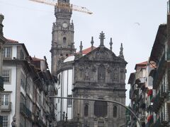 フローレンス通りをサンベント駅へ方面へ向かいお買いもの。途中で昨日のツアーで一緒のお二人に遭遇！サンベント駅前からアリアードス通りへ向かうと正面にクレリゴス教会と塔。塔の上からは眺めがよさそう。アリアードス通りを上り市役所前からフォルモーザ通りをボリャン市場へ。が、改装中の為仮移転中でした。